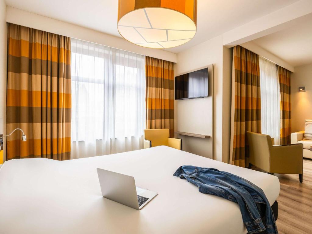 TV a/nebo společenská místnost v ubytování ibis Styles Hotel Brussels Centre Stéphanie