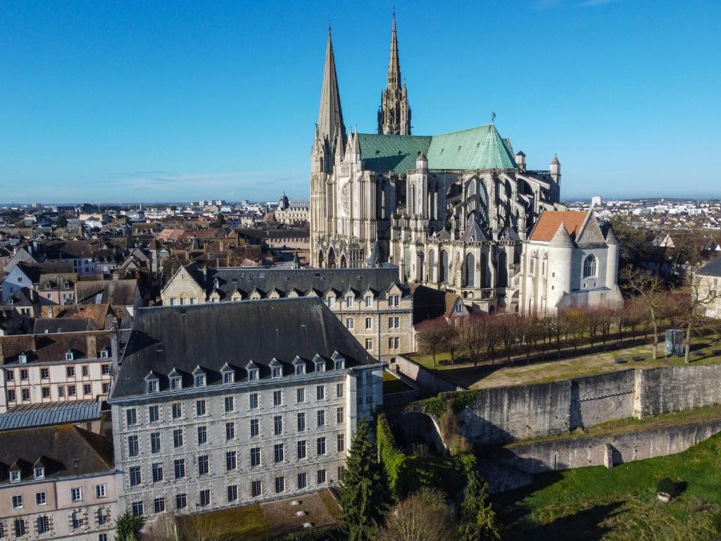 eine Luftblick auf eine Stadt mit einer Kathedrale in der Unterkunft Hôtellerie Saint Yves in Chartres