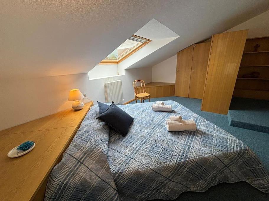 Postel nebo postele na pokoji v ubytování Lake Como Serenity Suite