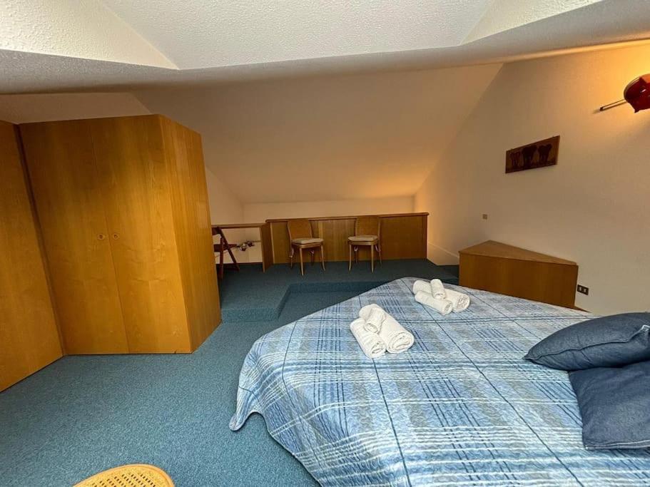 Postel nebo postele na pokoji v ubytování Lake Como Serenity Suite