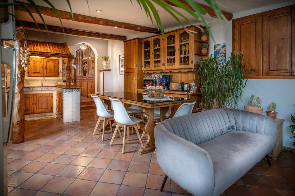 - une cuisine avec une table et des chaises blanches dans l'établissement Villa Islamorada Pool and Sea View, à Massa Lubrense