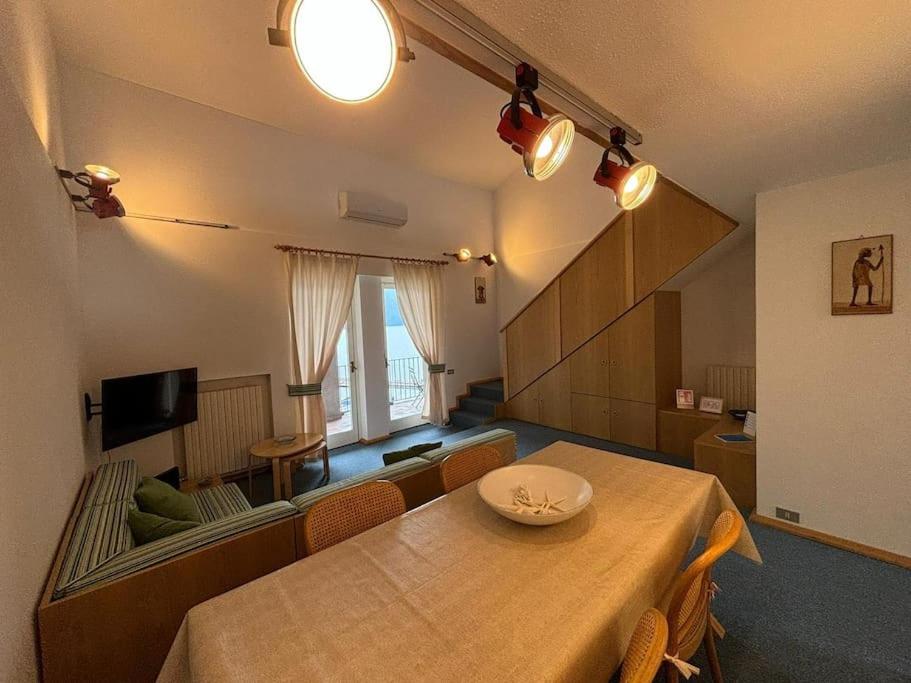 TV a/nebo společenská místnost v ubytování Lake Como Serenity Suite