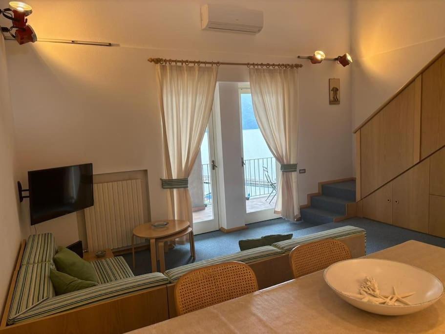 TV a/nebo společenská místnost v ubytování Lake Como Serenity Suite