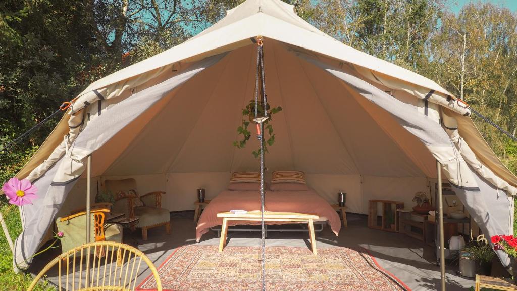 ภาพในคลังภาพของ Bell Tent Deluxe met Hot-tub ในNederweert-Eind