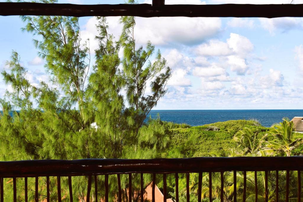 a view of the ocean from a porch at Seven Heaven do Indico in Inhambane