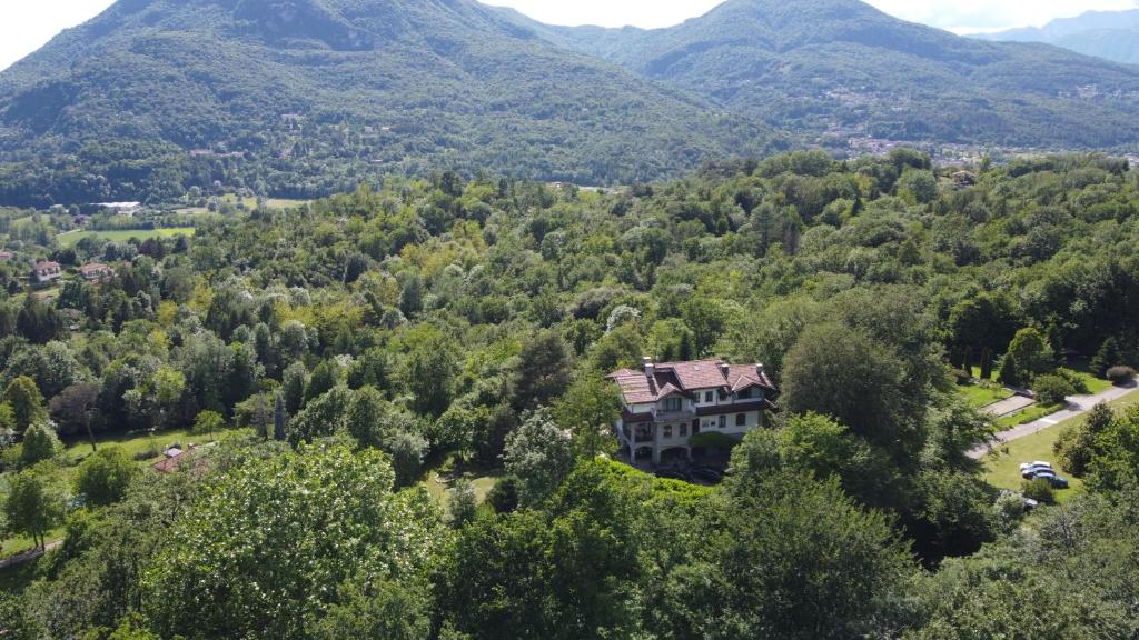 una vista aérea de una casa en medio de una montaña en Al Picchio Verde A.P.S., en Cunardo