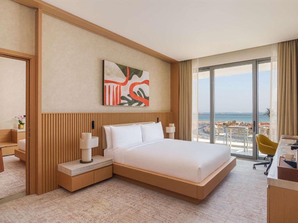 Postel nebo postele na pokoji v ubytování Rixos Premium Qetaifan Island North