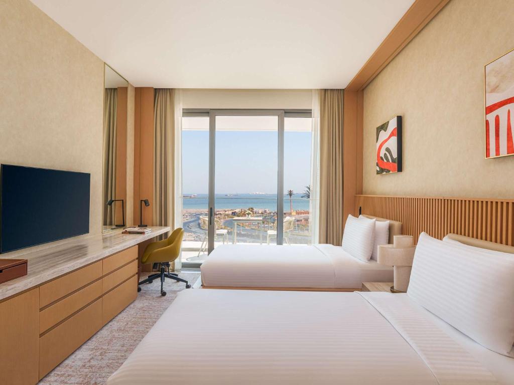 TV a/nebo společenská místnost v ubytování Rixos Premium Qetaifan Island North