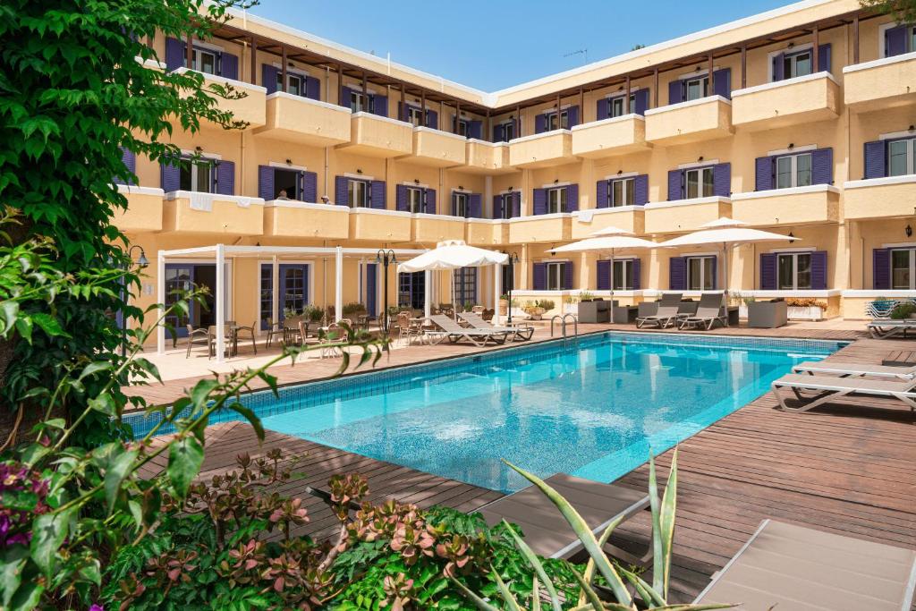 uma imagem de um hotel com piscina em Katerina Hotel em Agia Marina Aegina