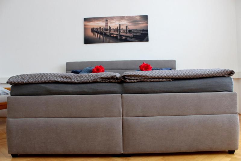 kanapa w pokoju z obrazem na ścianie w obiekcie Apartmanový dom Stummerova w mieście Topolczany