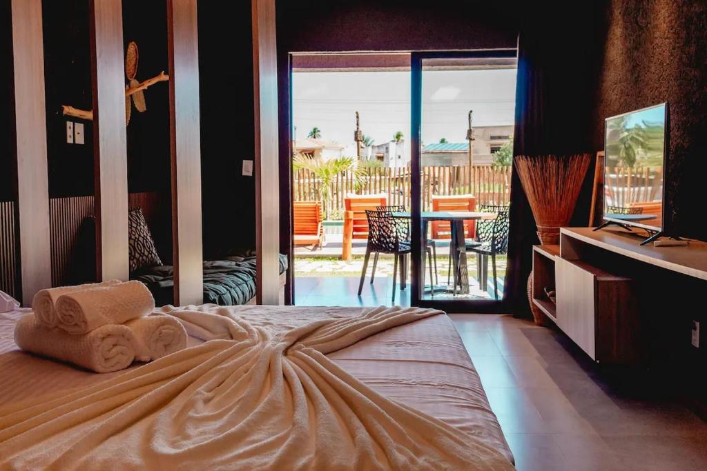 - une chambre avec un lit et une vue sur une terrasse dans l'établissement Apto 001 B GAMBOA, à Porto de Pedras