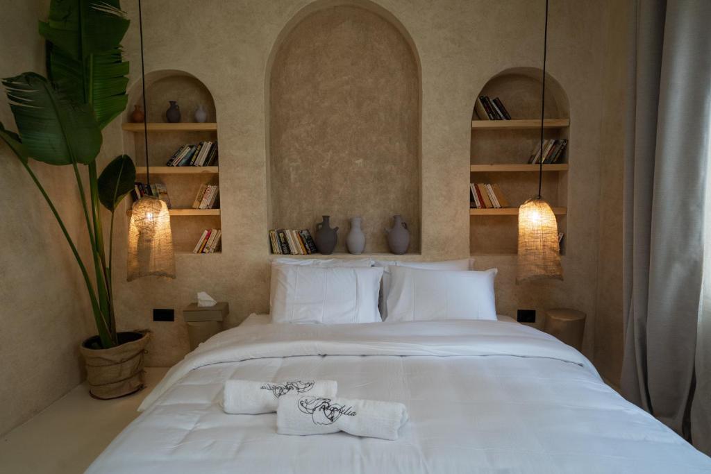 Postel nebo postele na pokoji v ubytování Biophilia Luxury Lofts
