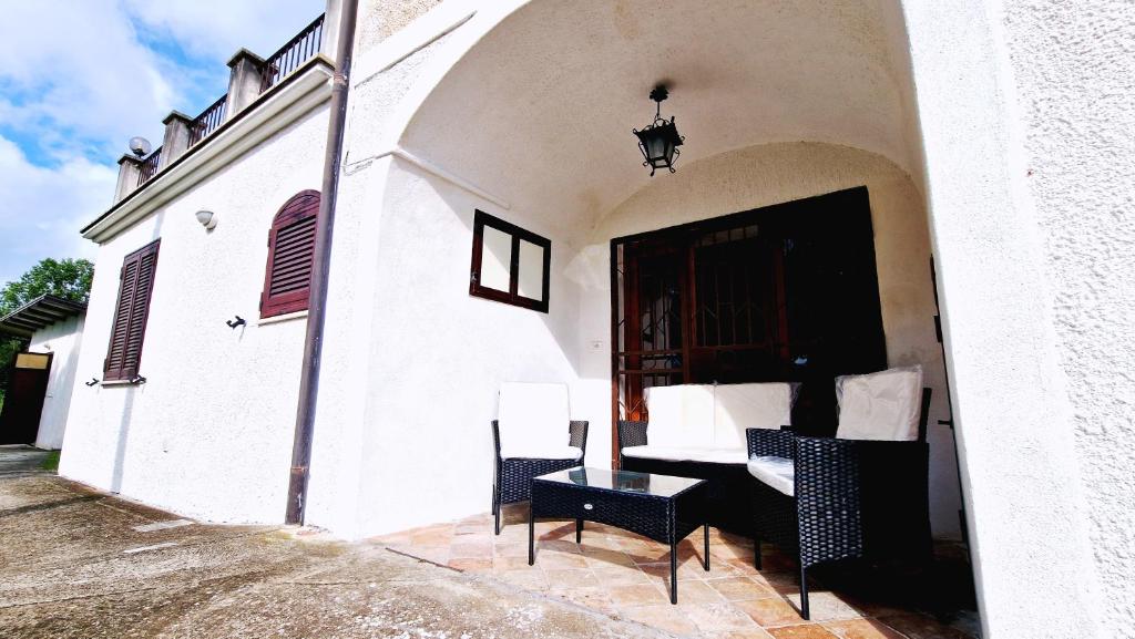 Area soggiorno di Country Chic Antico Casale - piscina idromassaggio lettini, solarium, cinema experience, wifi, parcheggio