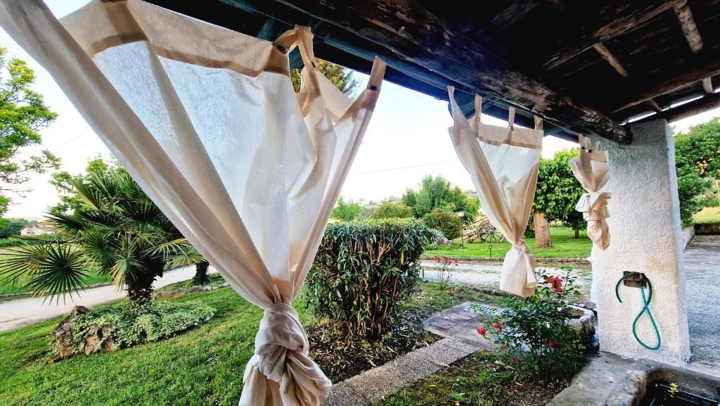 Giardino di Country Chic Antico Casale - piscina idromassaggio lettini, solarium, cinema experience, wifi, parcheggio