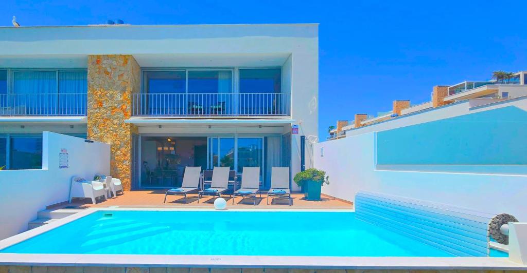 una villa con piscina di fronte a una casa di Luxury villa & private heatable pool in Albufeira ad Albufeira