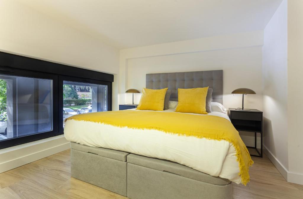 A bed or beds in a room at Apartamento Retiro V en Madrid