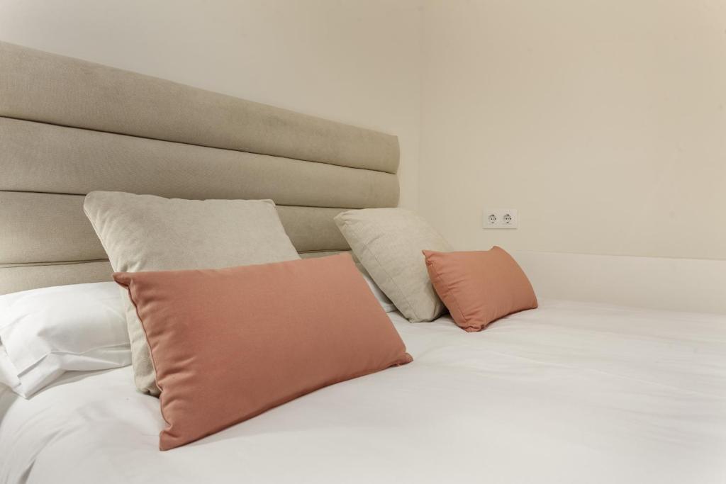 A bed or beds in a room at Apartamento Retiro V en Madrid