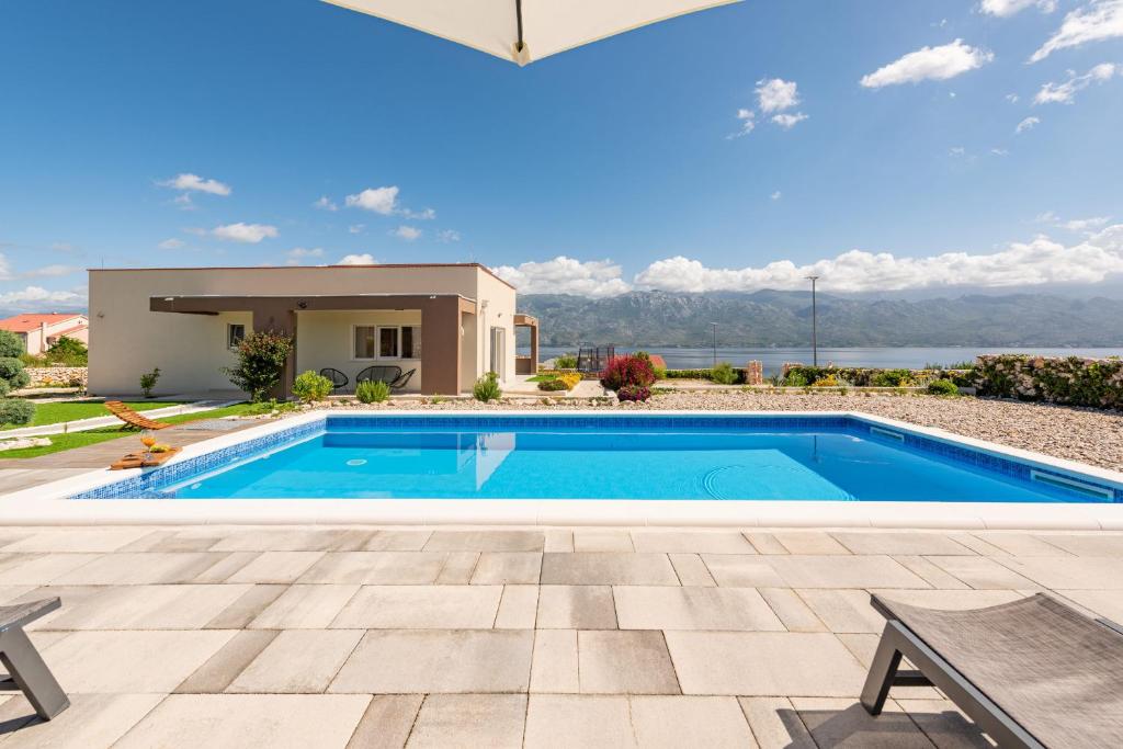 una piscina frente a una casa en Villa Mareni ZadarVillas, en Ražanac