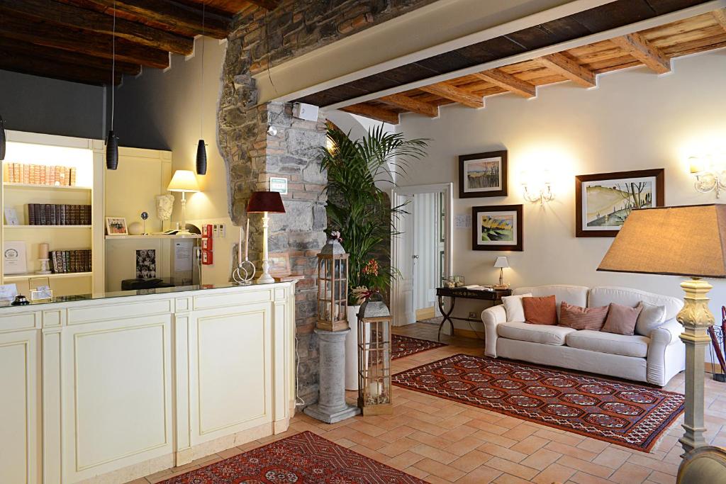 uma sala de estar com um sofá e uma cozinha em Hotel Borgo Antico em Como