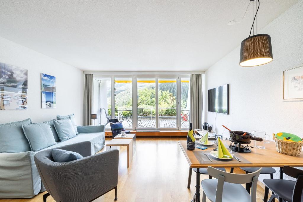 una sala de estar con un sofá y una mesa en Tulai H90, en Scuol