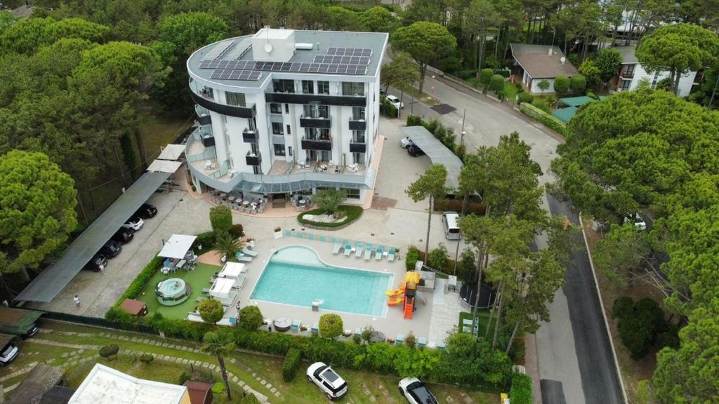 vista aerea di un edificio con piscina di Hotel Franz a Bibione