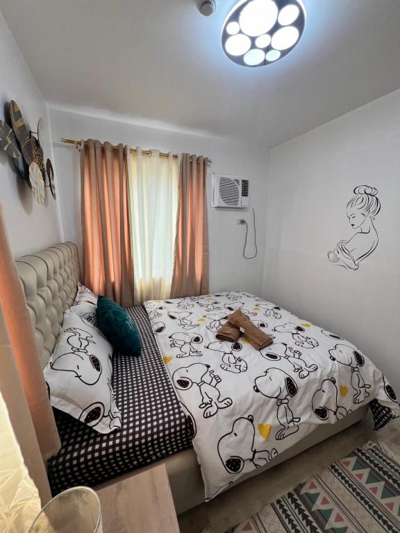 Postel nebo postele na pokoji v ubytování Lan’z cozy 2 bedroom 8 spatial maa