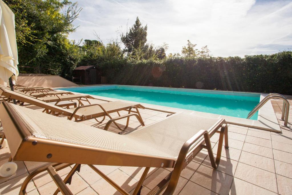 Basen w obiekcie Garden Relais Le Fontanelle lub w pobliżu