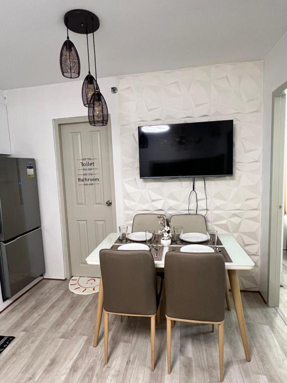 TV a/nebo společenská místnost v ubytování Lan’z cozy 2 bedroom 8 spatial maa