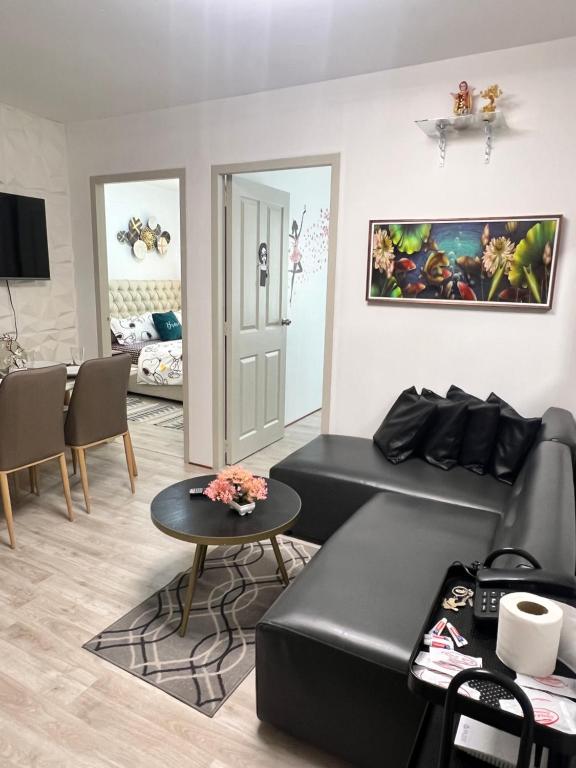 TV a/nebo společenská místnost v ubytování Lan’z cozy 2 bedroom 8 spatial maa