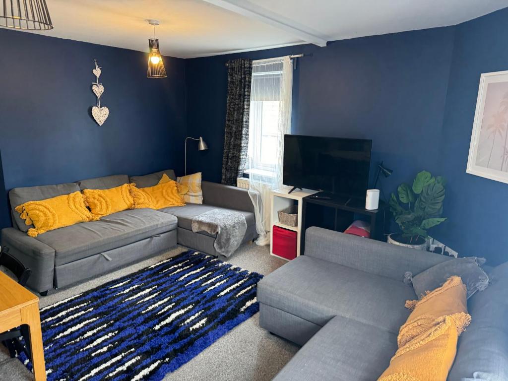 uma sala de estar com um sofá e uma televisão em City living apartment no3 em Bristol