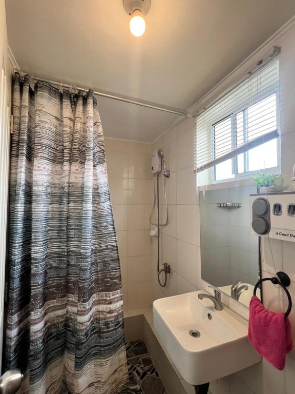 Kuchyň nebo kuchyňský kout v ubytování Lan’z cozy 2 bedroom 8 spatial maa