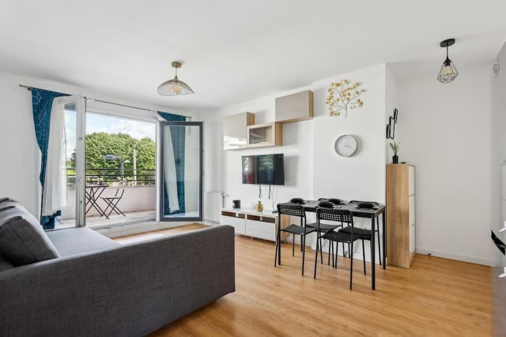 un salon avec un canapé et une table dans l'établissement Direct access to Paris - 6 guests, à Villejuif