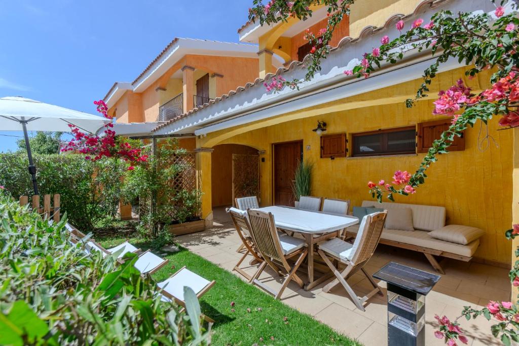 サンタンナ・アッレージにあるPorto Pino, Garden and Poolのパティオ(テーブル、椅子付)