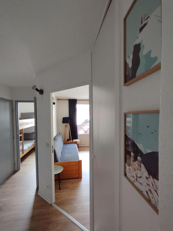 - une chambre avec un miroir dans l'établissement Briançon petit appart cosy au cœur du centre-ville, à Briançon