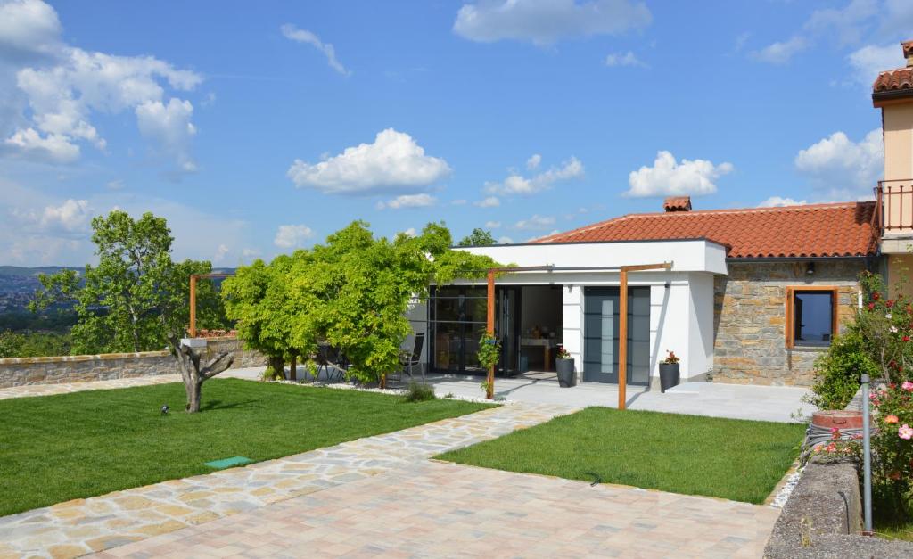 una casa con un jardín delante de ella en Casa Miranda, en Zgornje Škofije