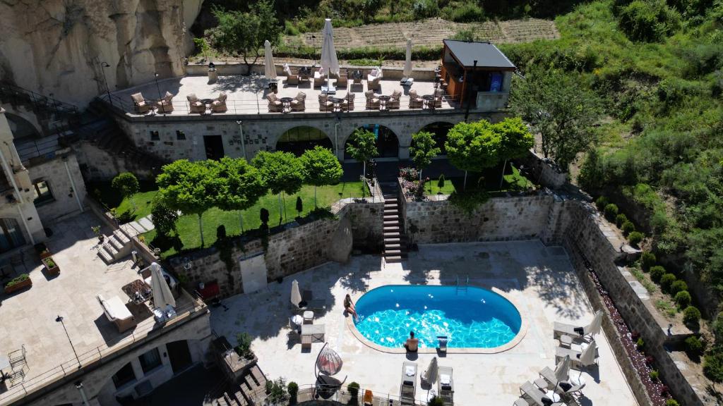 - une vue sur la piscine située dans un bâtiment dans l'établissement Secret Hill Cave Suites, à Gorëme