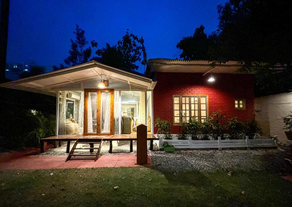 ein Haus mit einem Picknicktisch davor in der Unterkunft ITH Luxury Cottage 'Hibiscus' in Varanasi