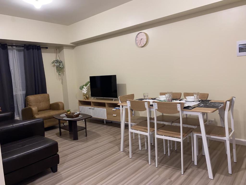 TV a/nebo společenská místnost v ubytování Avida Riala 1BR unit- IT Park Cebu City