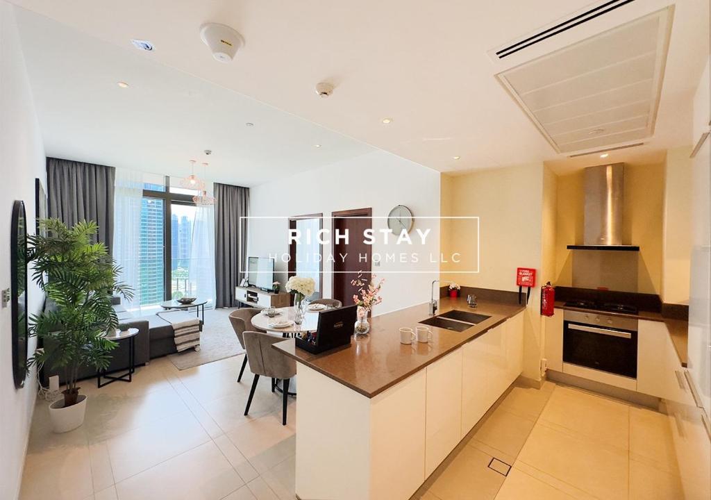 a kitchen and living room with a counter top at Phenomenal 1BR at Marina Gate 2 in Dubai Marina by Rich Stay in Dubai