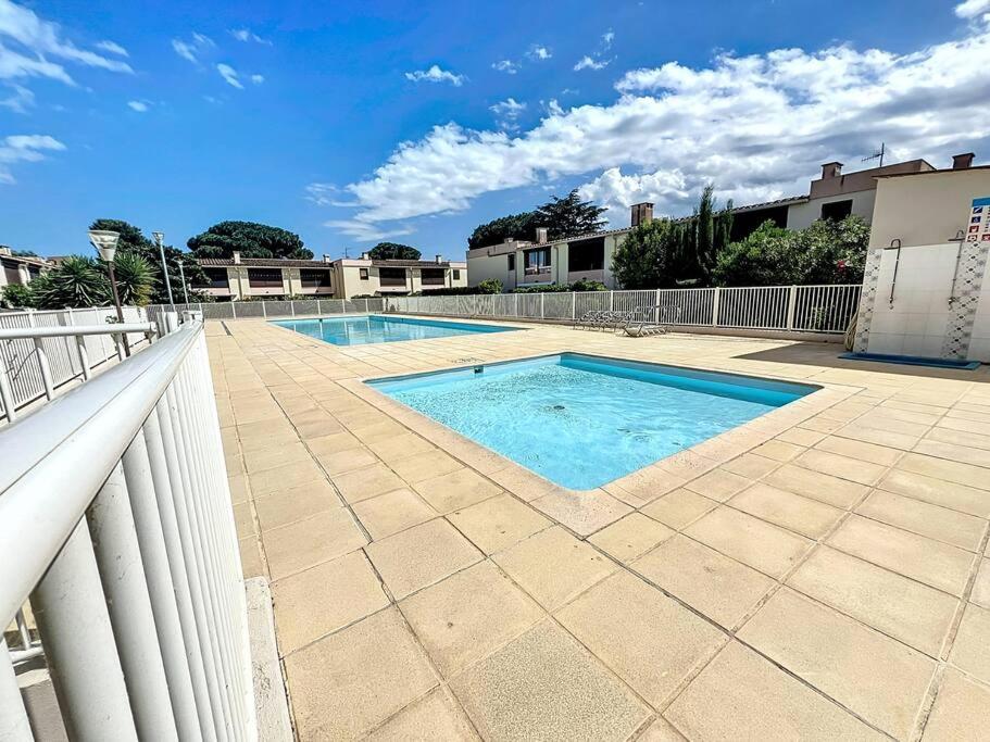 - une piscine sur une terrasse avec une clôture dans l'établissement 3369-Appartement 4 couchages avec piscine, tennis, à Argelès-sur-Mer