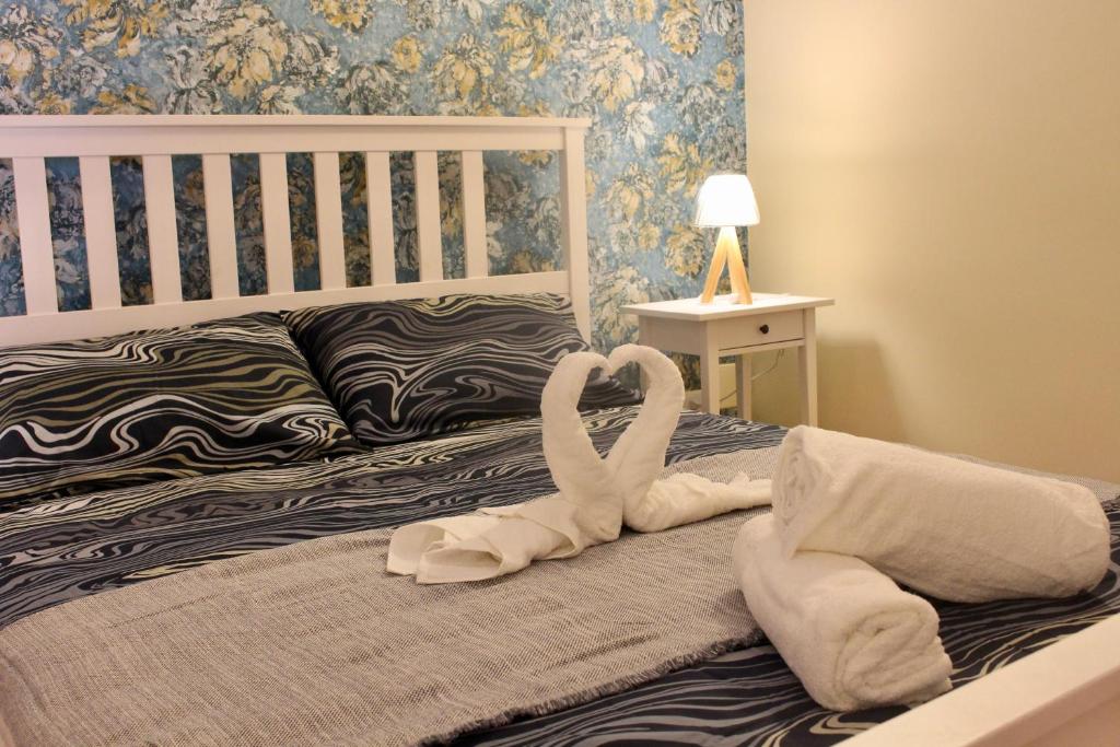 a bed with two swans made out of towels at Centro storico Bed and Breakfast in Vico del Gargano