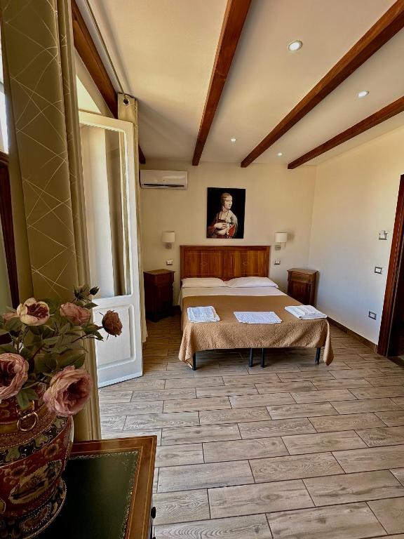 una camera con letto e tavolo di LoryLu a Tropea