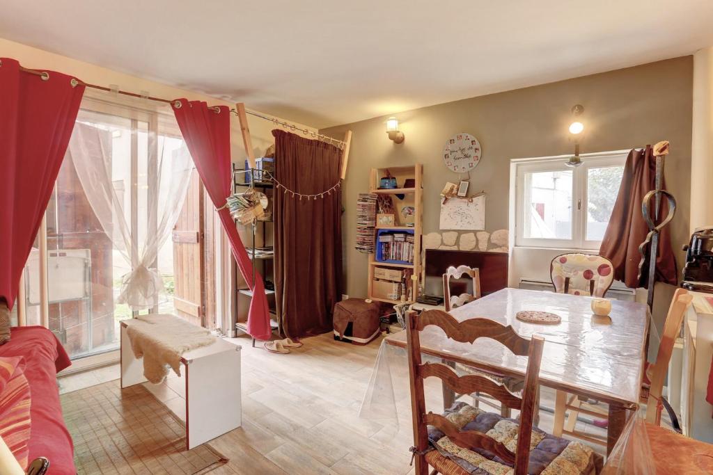 a living room with a table and a dining room at Le Versaillais in Le Chesnay