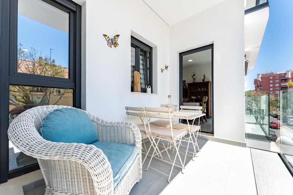 a living room with a wicker chair and a table at Apartamento Novasol in Fuengirola