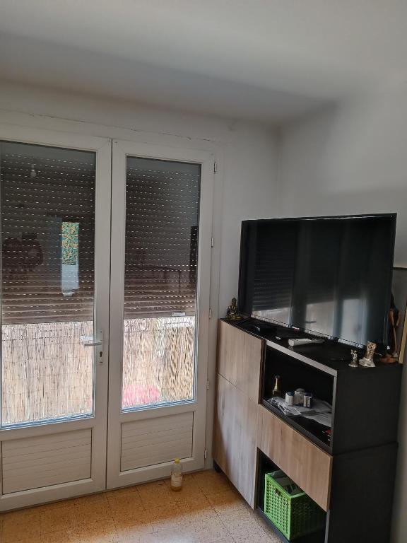 TV a/nebo společenská místnost v ubytování Ayoug Chambre Individuelle Chez Habitat