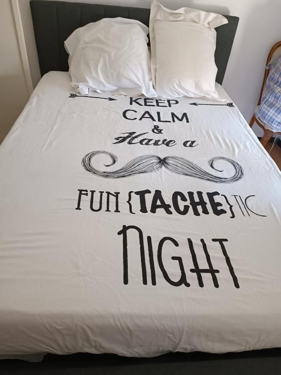 Postel nebo postele na pokoji v ubytování Ayoug Chambre Individuelle Chez Habitat