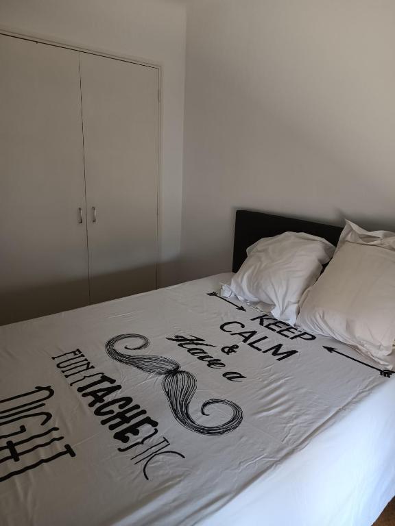 Postel nebo postele na pokoji v ubytování Ayoug Chambre Individuelle Chez Habitat