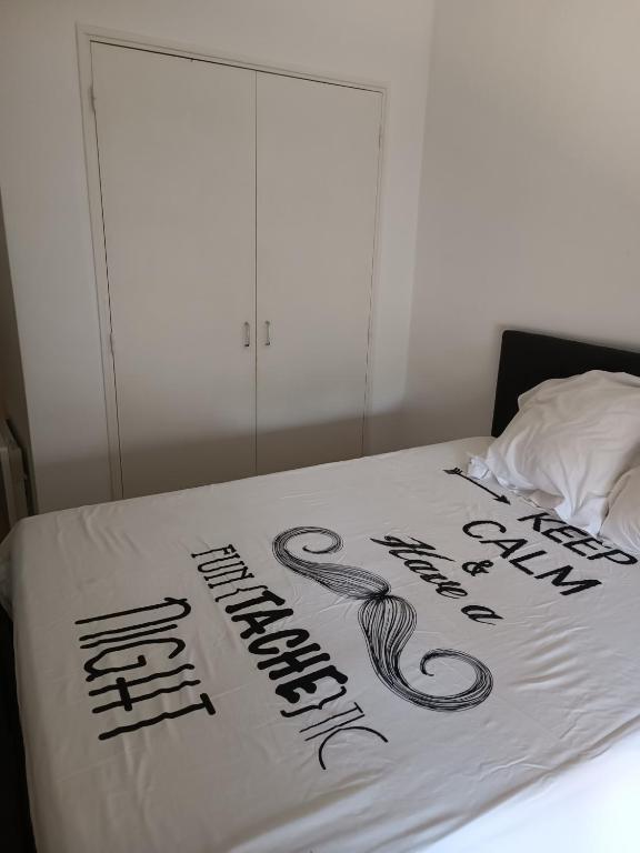 Postel nebo postele na pokoji v ubytování Ayoug Chambre Individuelle Chez Habitat