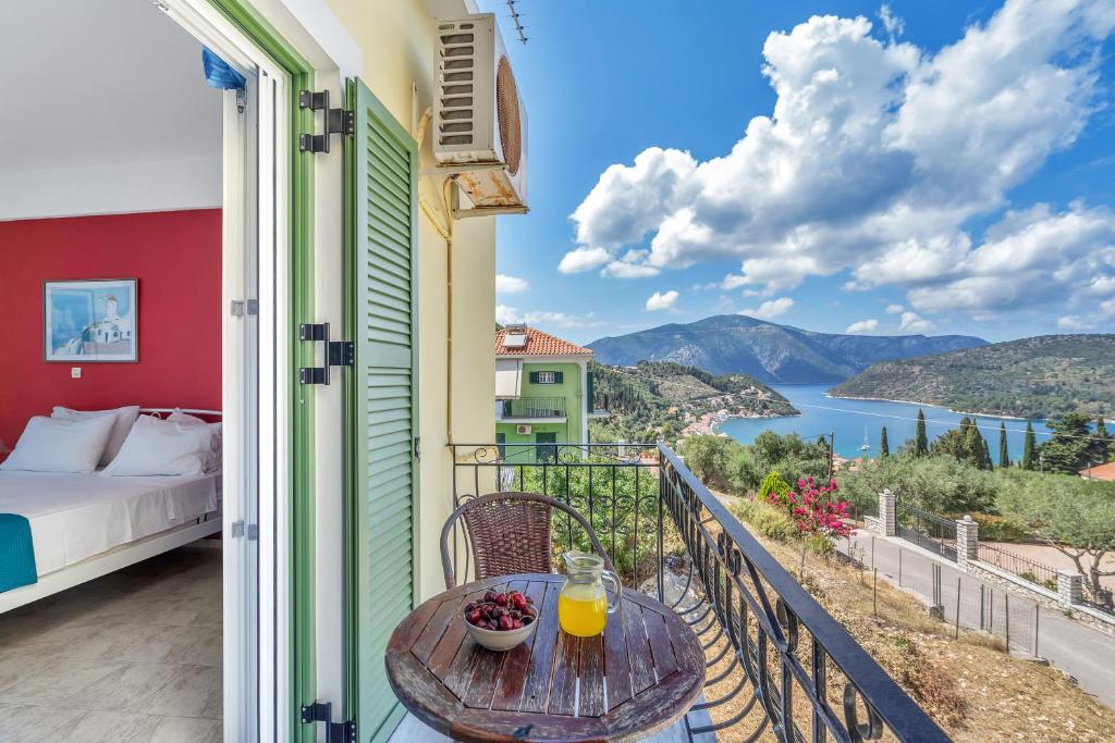 balkon ze stołem i widokiem na wodę w obiekcie Veroni studio 8 w mieście Vathi