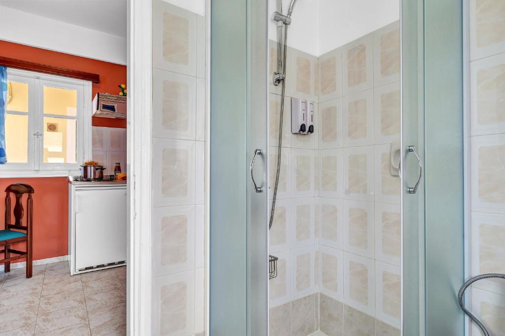 łazienka z prysznicem i szklanymi drzwiami w obiekcie Veroni studio 8 w mieście Vathi